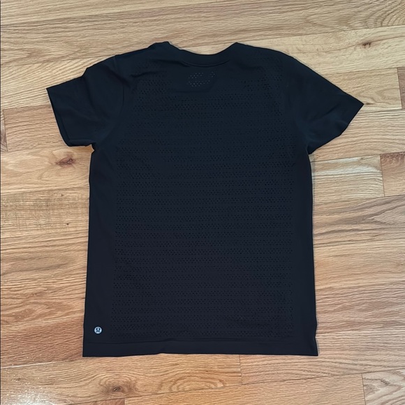 Lululemon Black Perforated T-Shirt - Picture 2 of 2